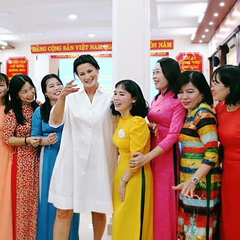 Spephanie D'hose poses in photos with Vietnamese teachers